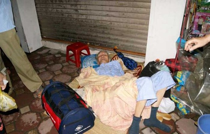 Chiều 7/9, người dân sống trên phố Núi Trúc và nhiều người đi đường đã chứng kiến cảnh thương tâm, các con đưa bố già 87 tuổi, vừa xuất viện cho nằm ở vỉa hè hơn nửa ngày. Hình ảnh một ông lão 87 tuổi da bọc xương, ốm yếu, vừa xuất viện đã bị con cái "để lại" ở vỉa hè, con dâu kiên quyết "cấm cửa" khiến dư luận xót thương và vô cùng phẫn nộ. Sáng 9/9, PV Báo Giáo dục Việt Nam đã có mặt tại số nhà 11, phố Núi Trúc - Hà Nội. Cụ ông Ngô Vỹ Nhân, 87 tuổi đã không còn nằm trước vỉa hè của ngôi nhà. Tầng 1 của ngôi nhà tấp nập người mua kẻ bán. Theo ông Hoàng Văn Lượng – Tổ trưởng tổ dân phố số 15, Khu dân cư số 3, phường Kim Mã – Bà Đình – Hà Nội, cụ ông Ngô Vi Nhân không thuộc hộ khẩu thường trú ở phường Kim Mã. "Sự việc sẽ không có gì đáng nói nếu không có chuyện hai cô con gái cụ Nhân cùng bàn tính và lên kế hoạch mang bố đến đặt nằm trên vỉa hè trước của ngôi nhà của người anh trai đã quá cố và ép chị dâu cho bố vào nhà, nhận về trách nhiệm phụng dưỡng", ông Lượng nói.